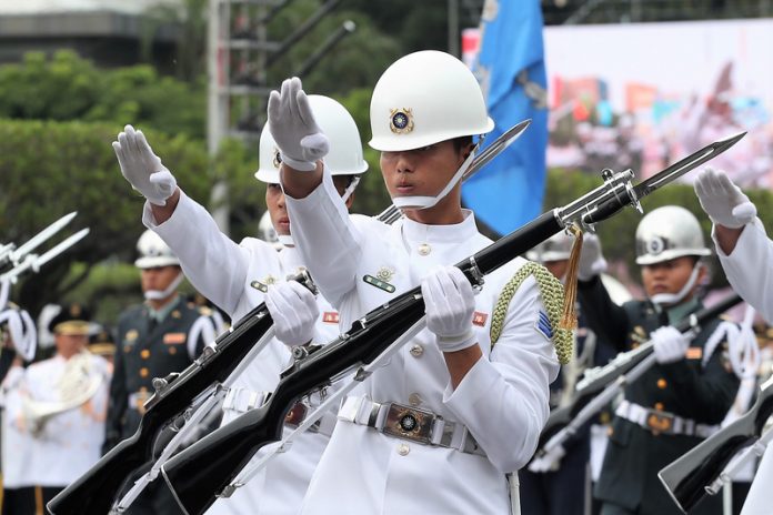 กองกำลังทหาร 3 เหล่าทัพ แสดงความพร้อมเพรียงในการควงอาวุธประกอบการแสดงดนตรีที่บรรเลงโดยวงดุริยางค์ทหารกองเกียรติยศ เนื่องในงานเฉลิมฉลอง 107 วันชาติไต้หวัน ที่ลานหน้าทำเนียบประธานาธิบดี