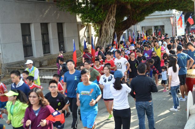 Nach der Zeremonie des Hissens der Nationalflagge in Penghu heute morgens wurde noch ein Straßenlauf veranstaltet.