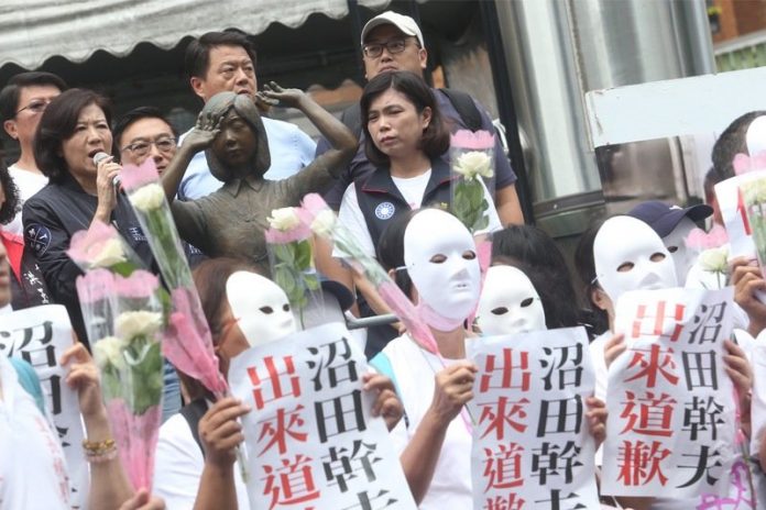 日本人が慰安婦像を足蹴にし、台湾民間団体が抗議