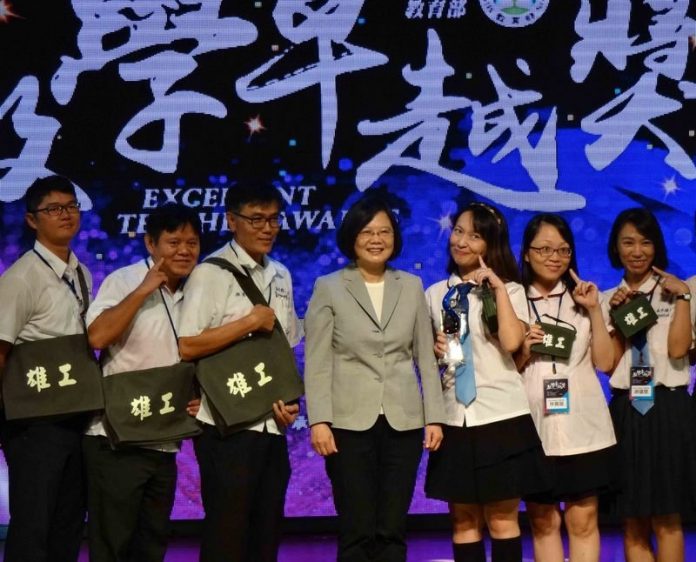 総統、教育卓越奨で革新的な教育奨励