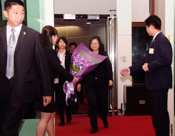 総統帰国、「圧迫はいっそうの団結生む」
