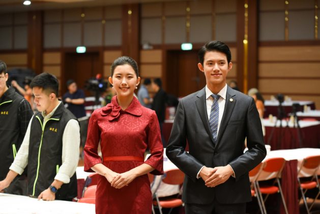 Trang phục của đội lễ tân trường đại học Minh Truyền