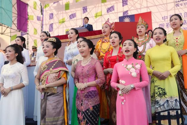 Tân di dân Đông Nam Á hát quốc ca