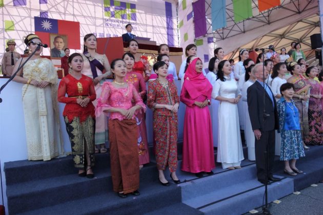 Tân di dân hát quốc ca